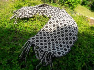 Eda Jõepere kangastelgedel kootud kihnuka lõngast