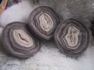 Kihnu maalamba villaheide värvid