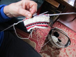 Tani Liisa (algupärase kihnu maalamba karjaomaniku)kindakudumine