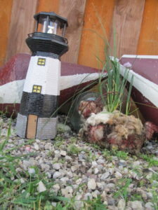 traadist punutud karkassiga villajänku kasvatab murulauku isegi killustikul