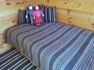 Kihnu käsitöömeistri Lohu Ella kangastelgedel kootud naturaalsetes toonides kihnuka lõngast