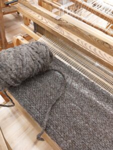 Kihnuka vaibalõngast vaip tegemisel (K.Kauponeni teostus)