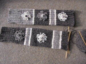 Kihnuka villast ja lõngast(kasutatud nii viltimist kudumist kui heegeldamist)sääresoojendajad