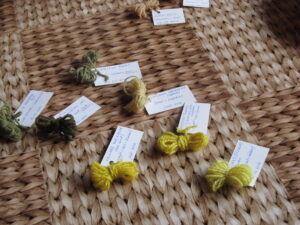 Valge kihnuka taimvärvitud lõng(teostus Eva Lepik)