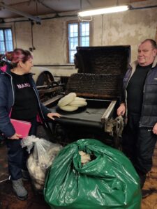 Villa hunt (kohevustamise masin) Äksi villavabrikus ja valged heiderullid